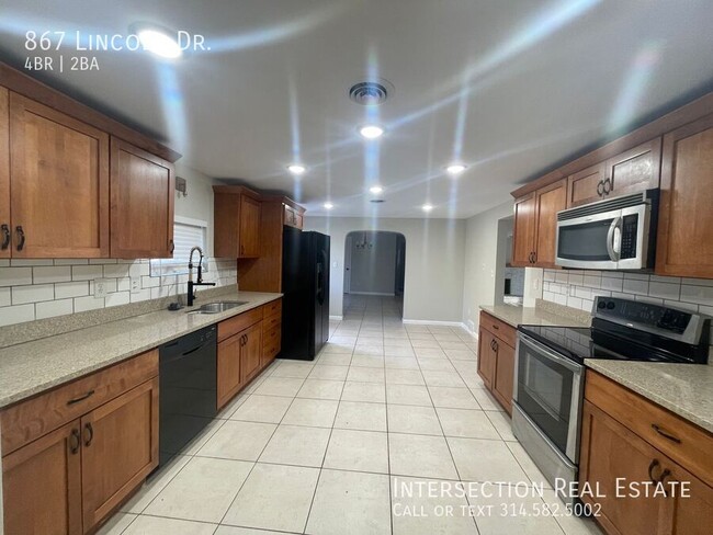 Building Photo - Fully Renovated 4 Bed/1.5 Bath w/ Spacious...