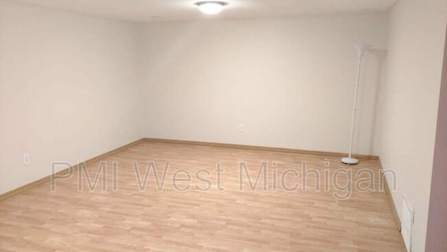 Building Photo - 6433 Wainscot Dr SE