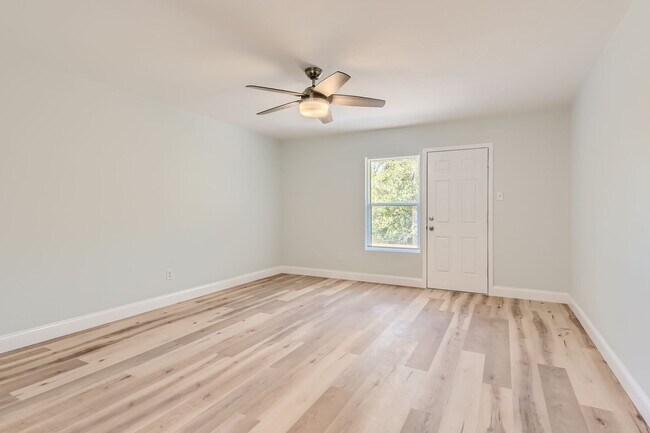 Building Photo - House on 5 Acres East of Austin!