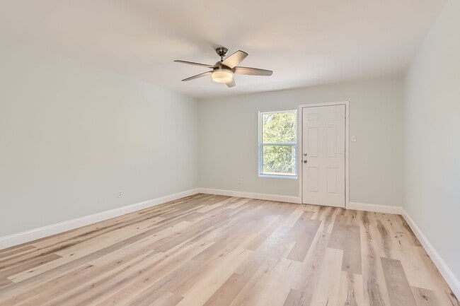 Building Photo - Private Modern Ranch House on 5 Acres East...