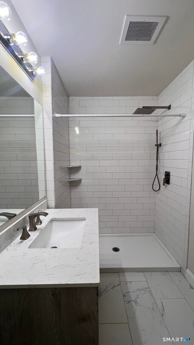 Building Photo - 26 School House Dr