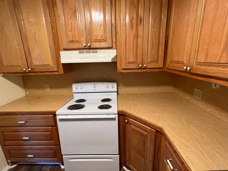 Kitchen - 519 Lakeview Ave