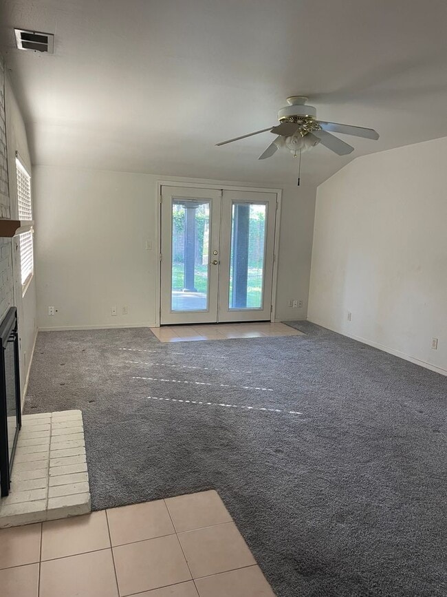 Building Photo - 3 bedroom 1 bath sweet home