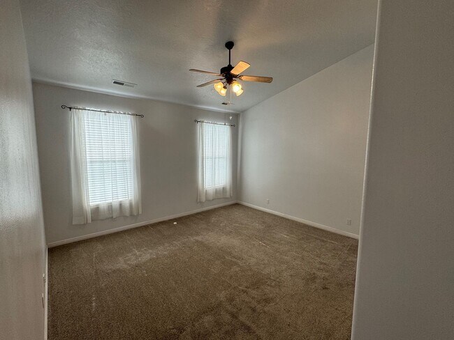 Building Photo - 3-Bed, 2-Bath Standalone Home with 2 Car G...
