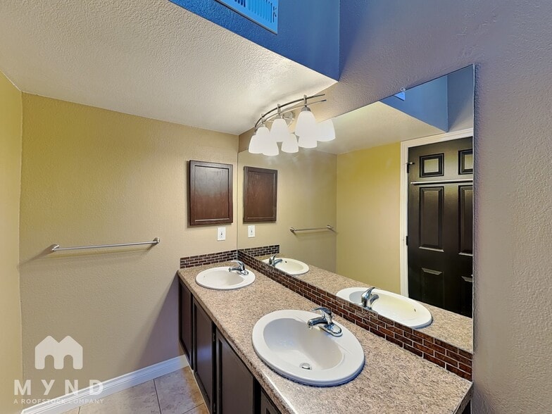 Building Photo - 3030 W Prentice Ave