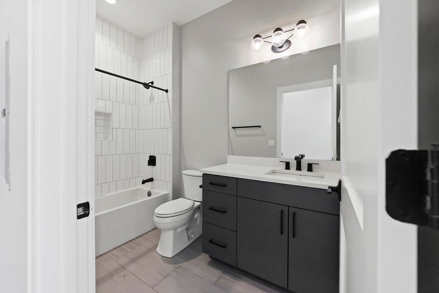 Building Photo - 1051 W Cornelia Ave