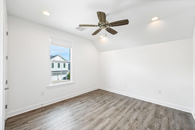 Building Photo - 106 Conifer Ct