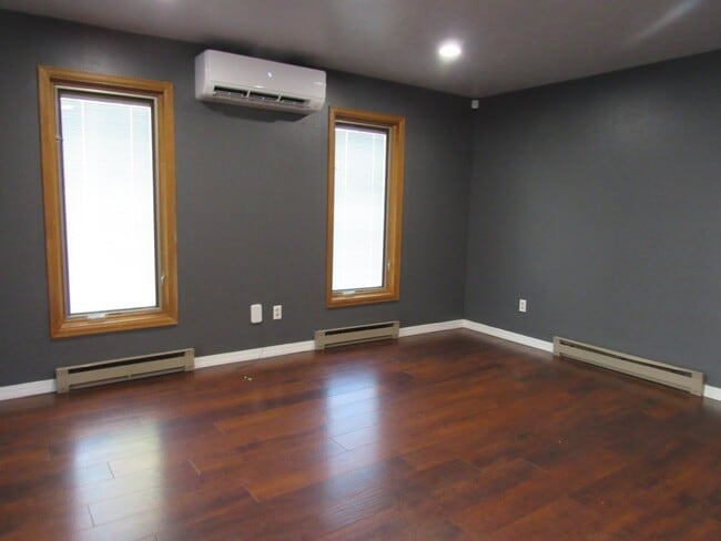 Building Photo - Secluded Eastside Townhome W/Double Garage