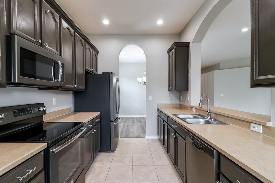 Building Photo - 16326 Laurel Garden Ct
