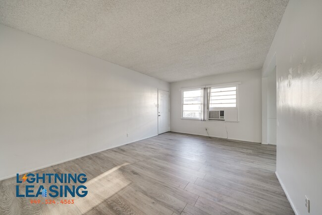Building Photo - 14753 1/2 Vanowen-4B