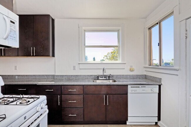 Building Photo - 2139 Grant St