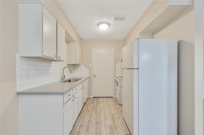 Building Photo - 805 San Benito Dr