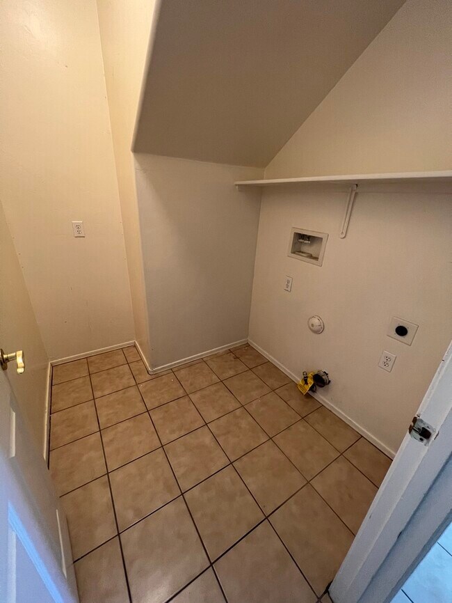 Building Photo - HOUSE FOR RENT