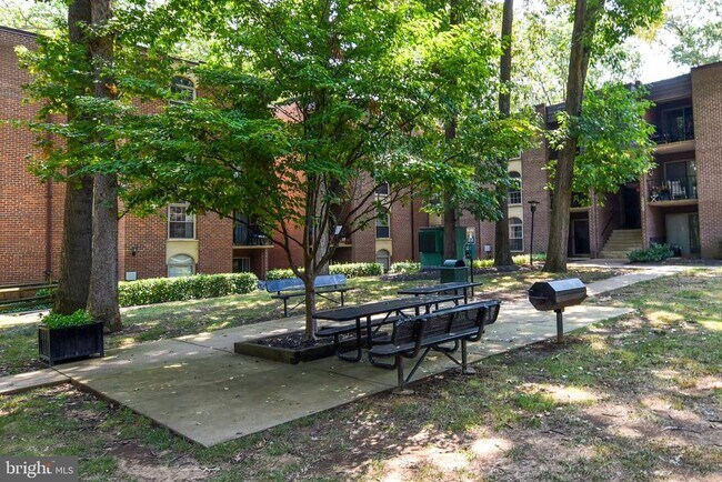 Building Photo - 3302 Woodburn Village Dr