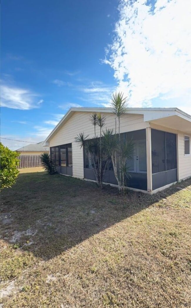 Building Photo - 3 Bedroom 2 Bath home