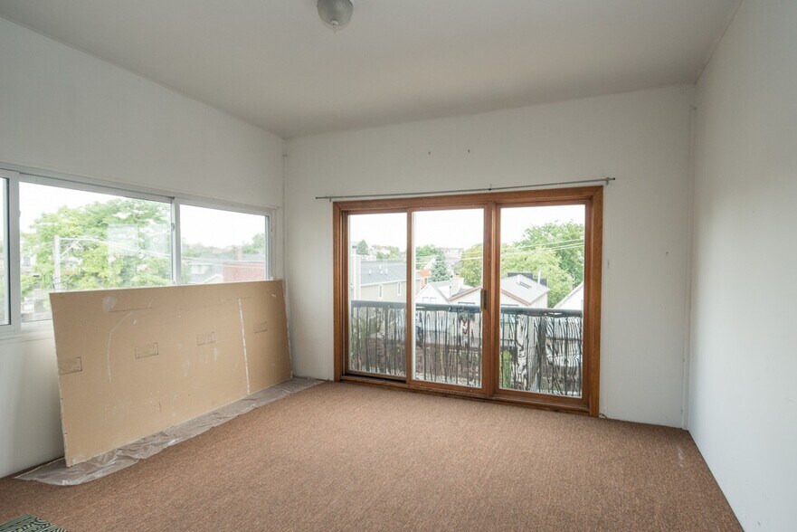Building Photo - 2247 W Diversey Ave