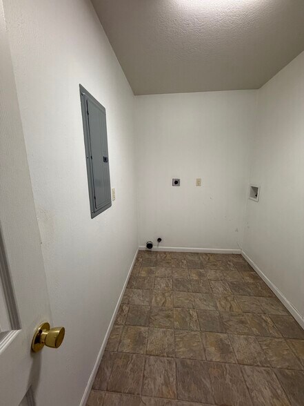 Building Photo - 346 Maplewood Dr