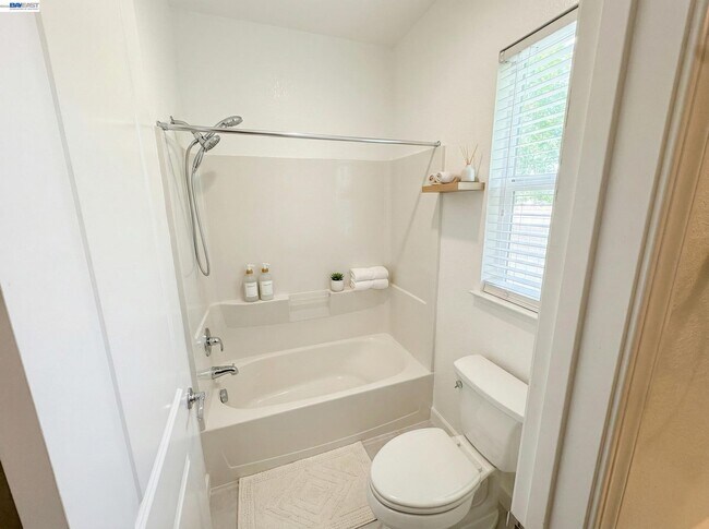 Building Photo - 679 Hamilton Ct