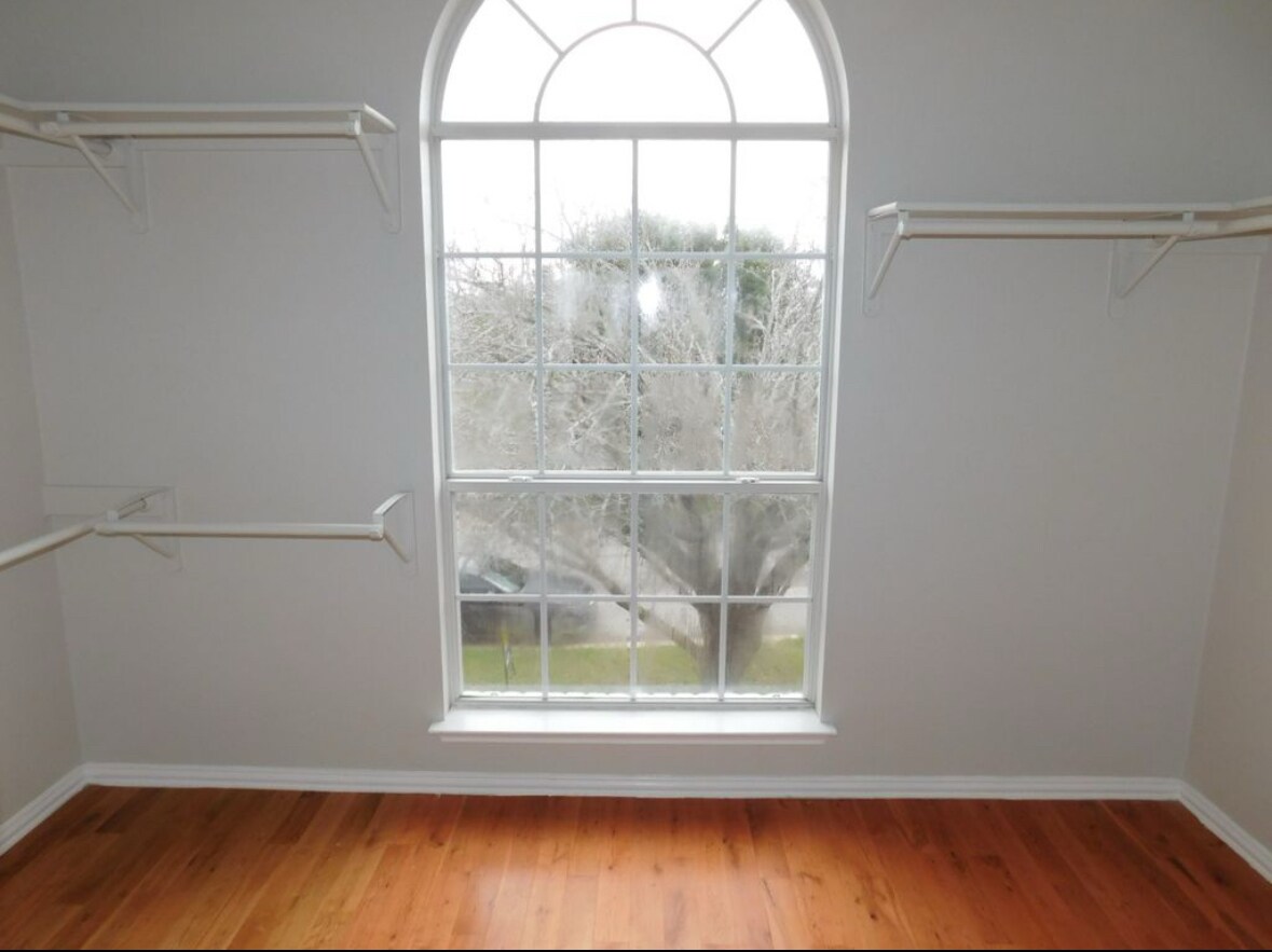 Building Photo - 703 Thrush Dr