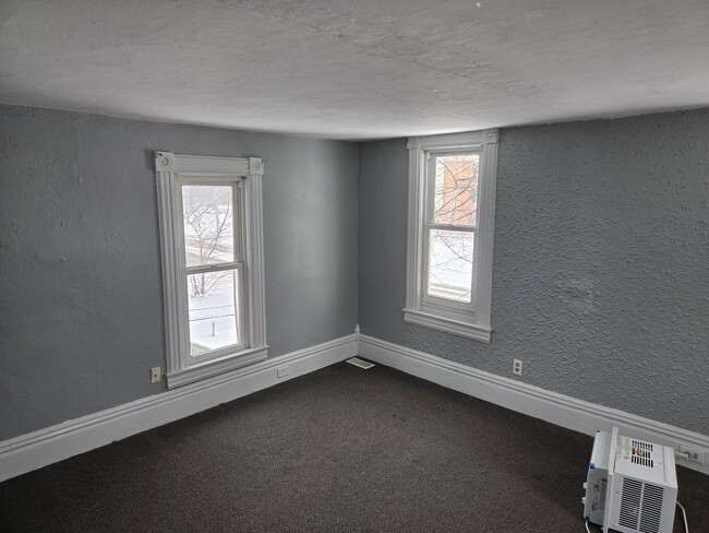 Building Photo - 815 Oakland Dr