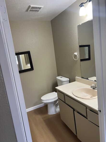 Building Photo - 7 Lancaster Cir