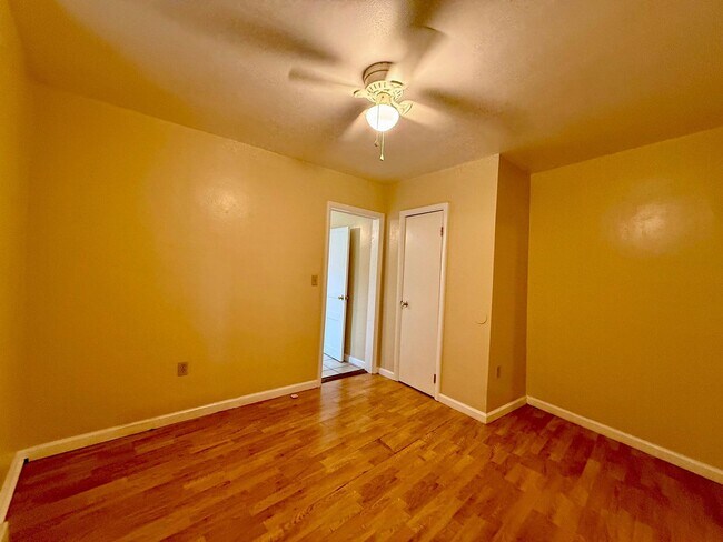Building Photo - 560 N Pine St