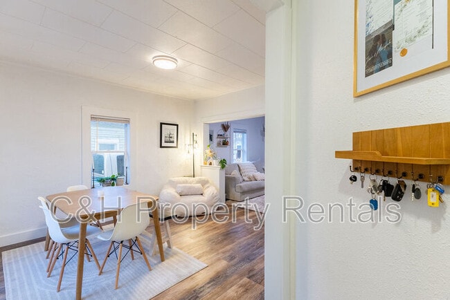 Building Photo - 631 Miles Ave