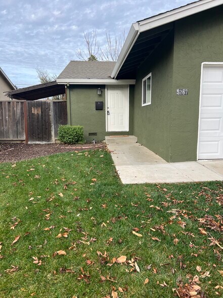 front of duplex - 5287 Snow Dr