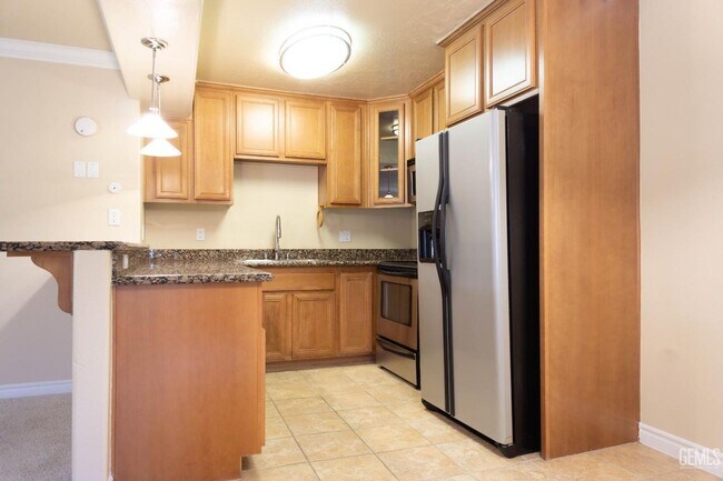 Building Photo - Condo, Clean and Private!