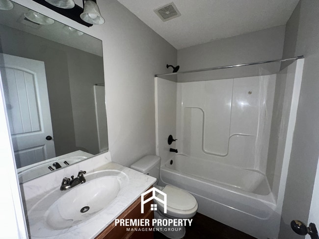 Building Photo - Cozy 2BR/2BA Memphis Home w/ Vaulted Ceilings, Fireplace & 2-Car Garage