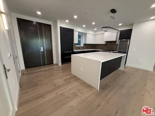 Building Photo - 505 S Barrington Ave