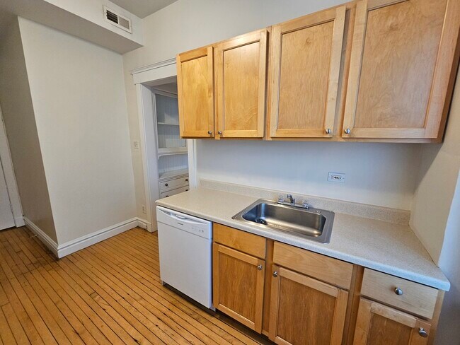 Building Photo - 3800 N Wilton Ave