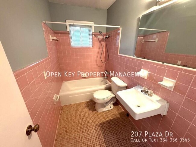 Building Photo - 207 Plaza Dr