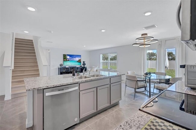 Building Photo - 7601 Rosewood Gdn Lp