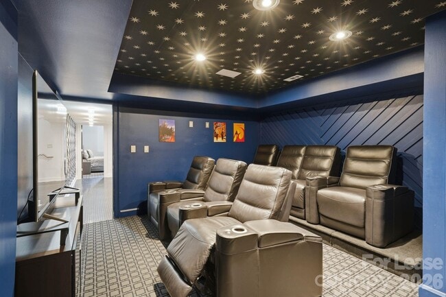 Building Photo - 1124 Dilworth Crescent Row