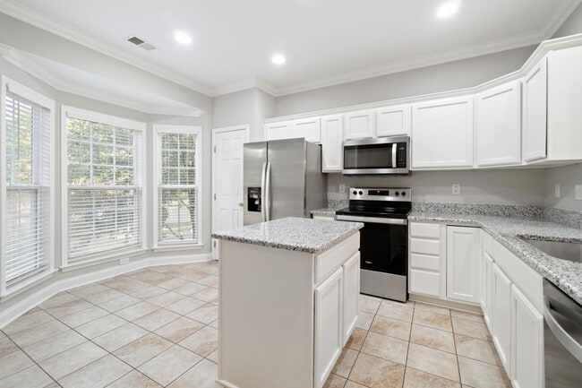 Building Photo - Newly remodeled townhome