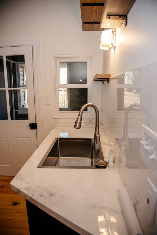 Building Photo - 253 E Main St