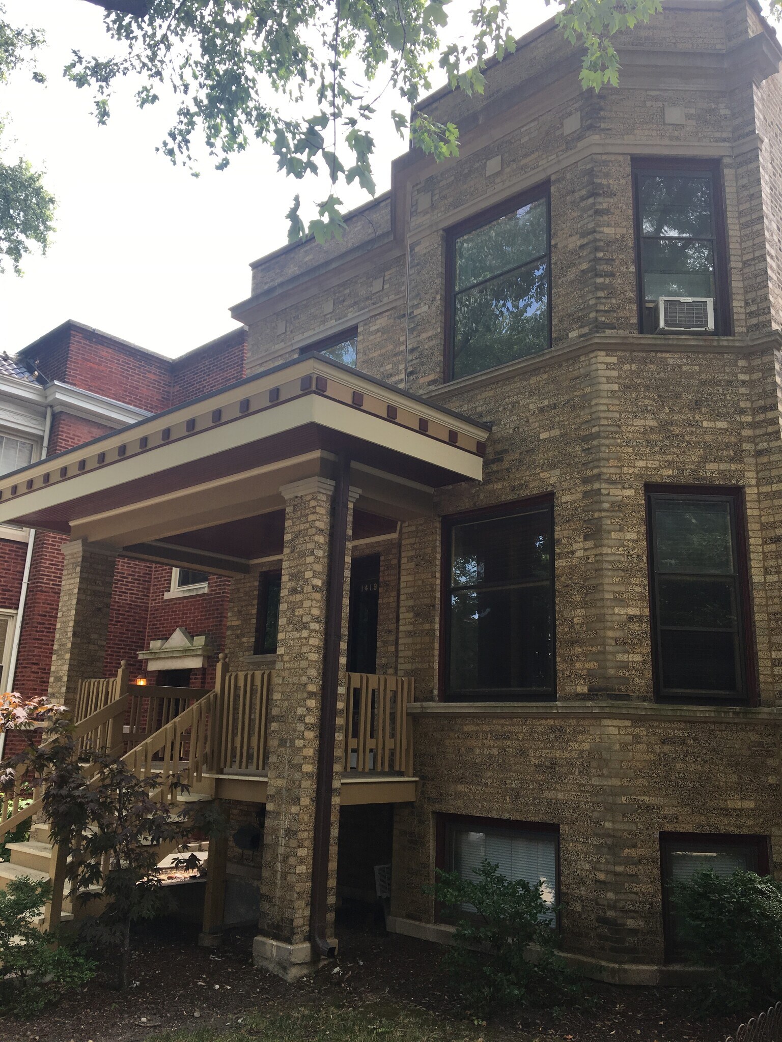 Front of building - 1419 W Balmoral Ave