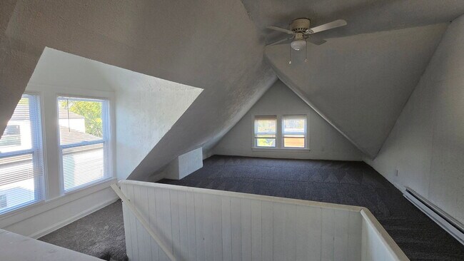 Building Photo - 2047 Lawrence Ave