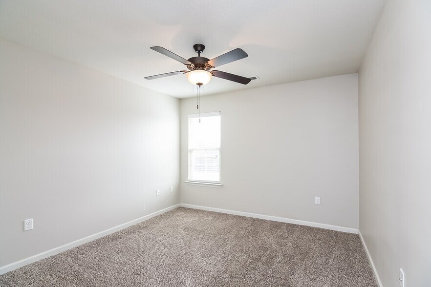 Building Photo - 2847 S Cherry Dr
