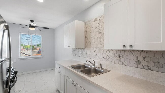 Building Photo - 243 San Jacinto Dr