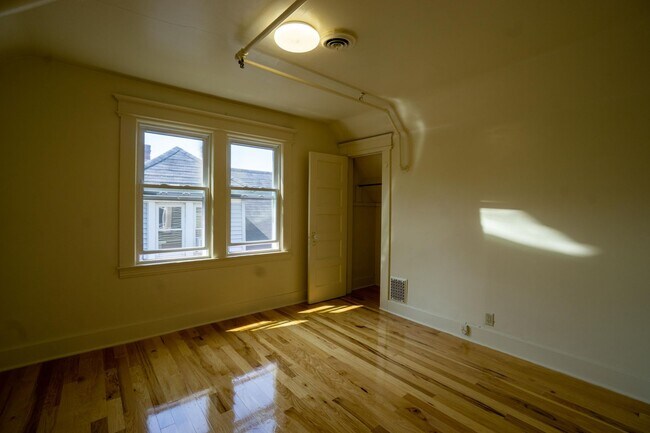 Building Photo - 833 Sumner Ave