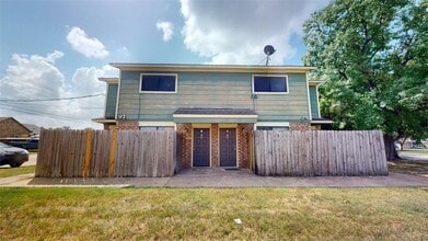 Building Photo - 2807 Longmire Dr