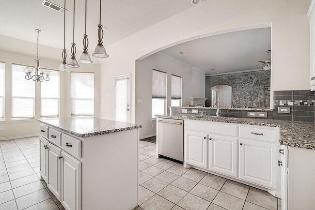 Building Photo - Spacious 4BR House in Burleson