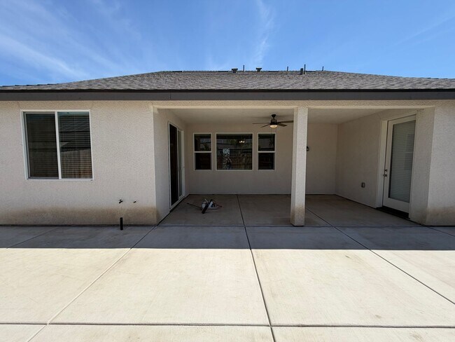 Building Photo - Beautiful Home for rent in Tulare!