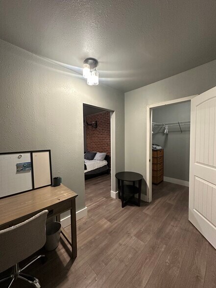 Building Photo - 903 W Linden St