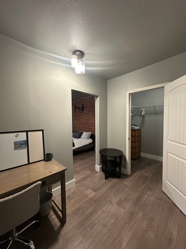 Building Photo - 903 W Linden St