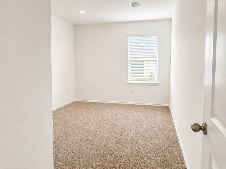Building Photo - 5207 Twin Acorn Ct