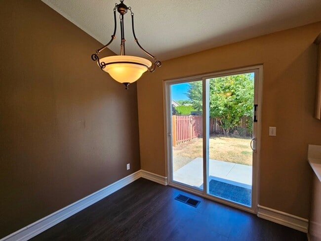 Building Photo - 3Bd/2Ba Single Story Home-Available to View!