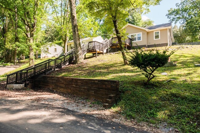 Building Photo - 712 Woodlawn Dr